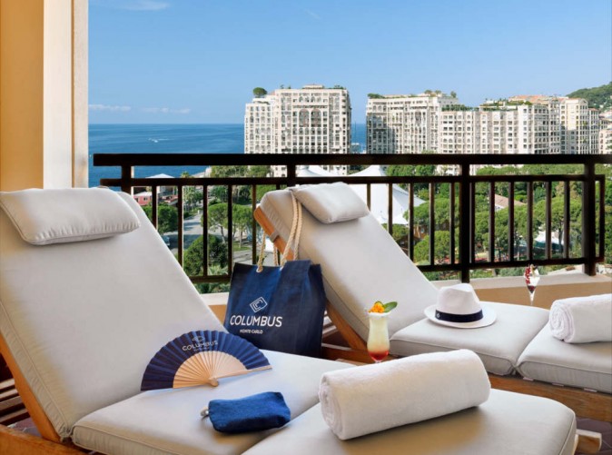 033_Hotel Columbus Monte Carlo - Schoene Aussichten Touristik - Sun loungers and view from balcony